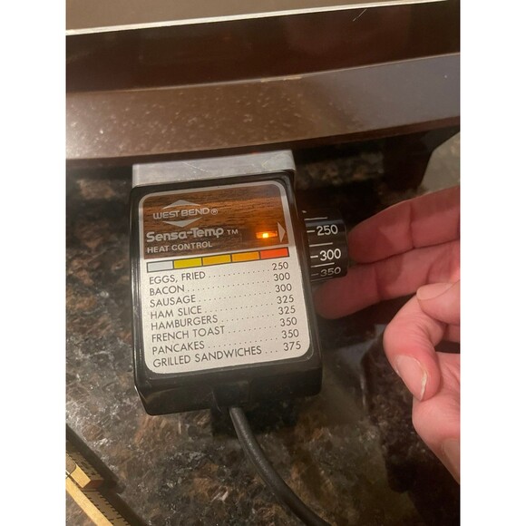 VINTAGE WEST BEND Electric SKILLET - Picture 7 of 7